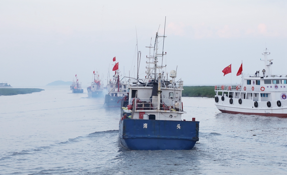 連云港贛榆漁船開海。榆宣攝