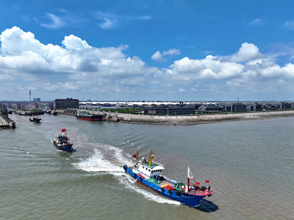 啟東呂四漁港漁船出海開(kāi)捕。許叢軍攝