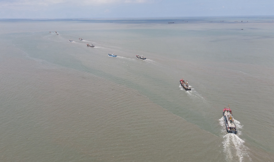 啟東呂四漁港漁船出海開捕。潘冬冬攝