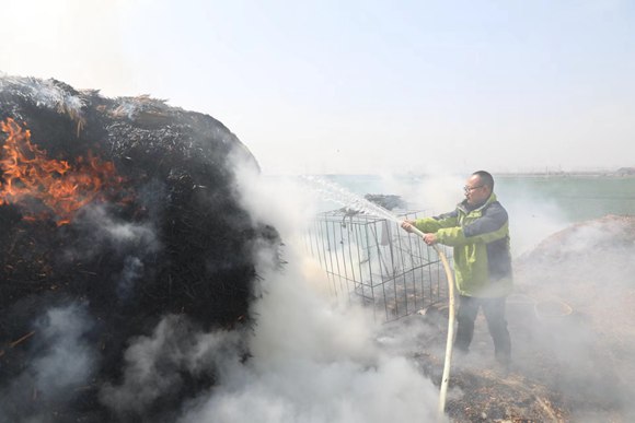 在陳集鎮(zhèn)拍攝時(shí)志愿者幫助滅火。受訪者供圖