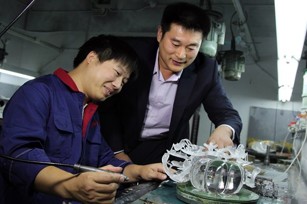 陳旭輝指導(dǎo)學(xué)生進行水晶雕刻。東海縣委宣傳部供圖_副本