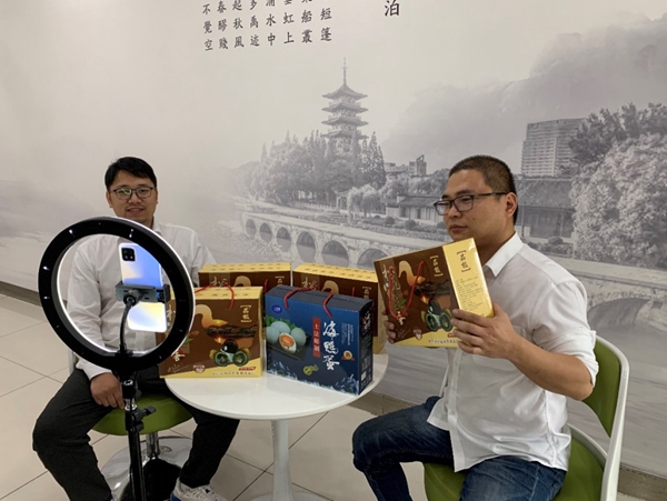 志愿者通過網(wǎng)絡(luò)直播助力禽蛋類產(chǎn)品銷售。吳江煙草供圖