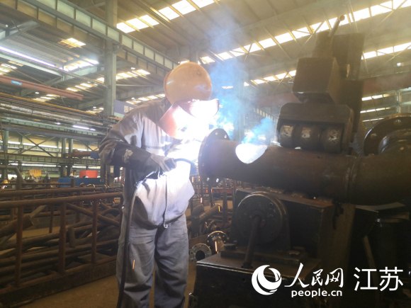 電焊工聞炳紅在焊接管道。 人民網(wǎng) 張玉峰攝