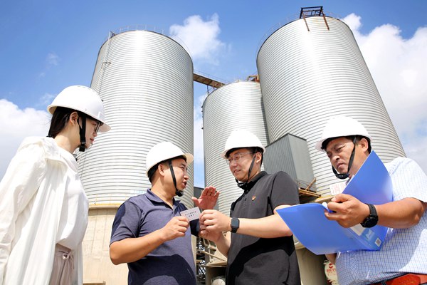 1紀檢干部走訪企業(yè)了解情況，送去監(jiān)督卡，助力營商環(huán)境優(yōu)化提升。（朱華南）