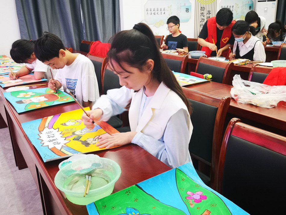 8月6日，“非遺”課堂走進(jìn)垛田街道湖西口村，孩子們學(xué)畫“垛田農(nóng)民畫”。史道智攝