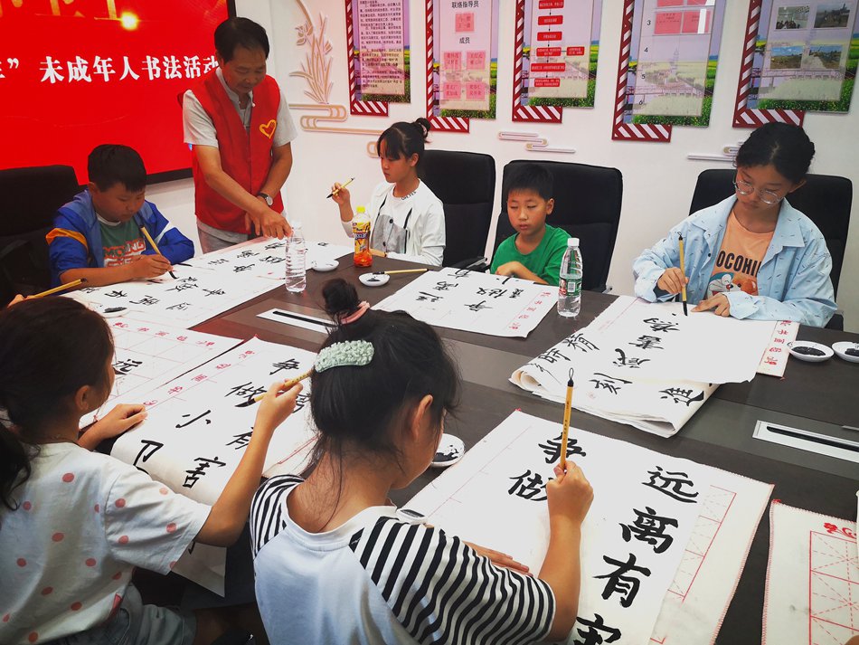 書法老師指導(dǎo)學(xué)生們練習(xí)書法。史道智攝