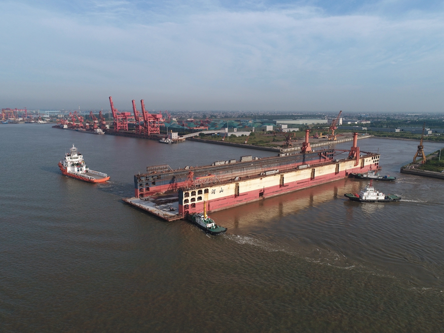 長(zhǎng)江第二大浮船塢“搬家”。泰州海事局供圖