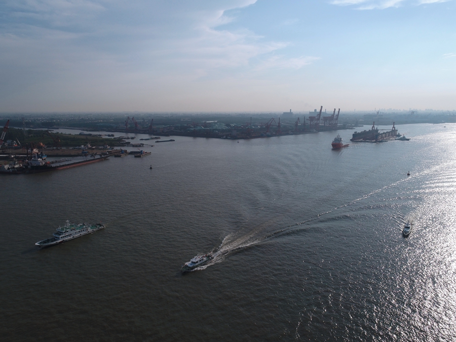 長江第二大浮船塢“搬家”。泰州海事局供圖