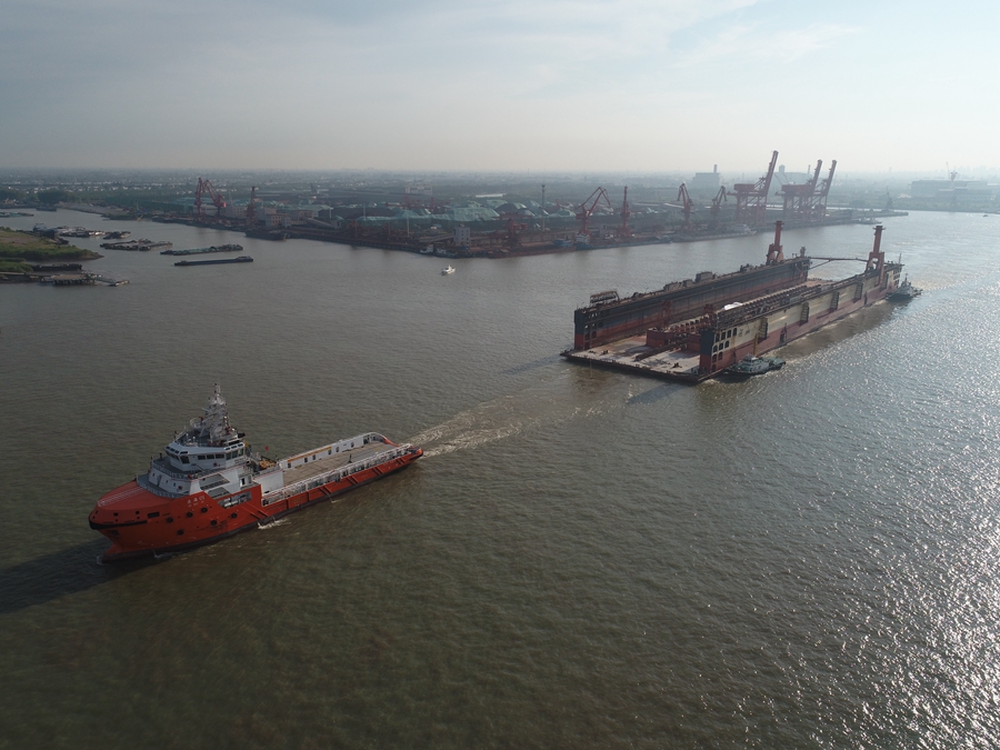 長江第二大浮船塢“搬家”。泰州海事局供圖