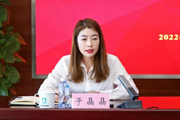 北河涇街道黨工委委員、蘇州高鐵新城綜合辦（宣傳辦）副主任于晶晶通報高鐵新城近期全國文明典范城市建設(shè)測評情況。蘇州高鐵新城供圖