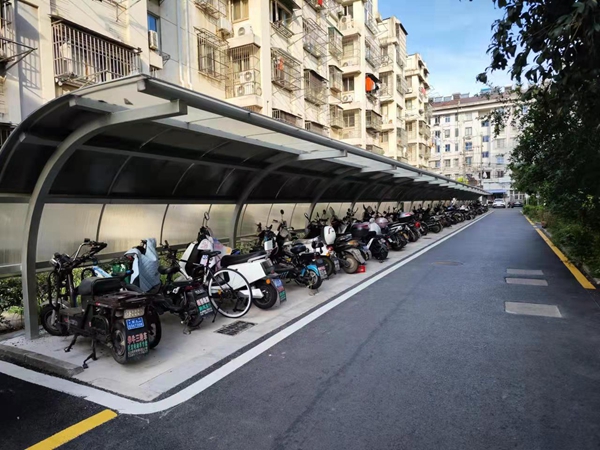圖為南京市雨花臺(tái)區(qū)板橋社區(qū)充電車棚。陳睿攝
