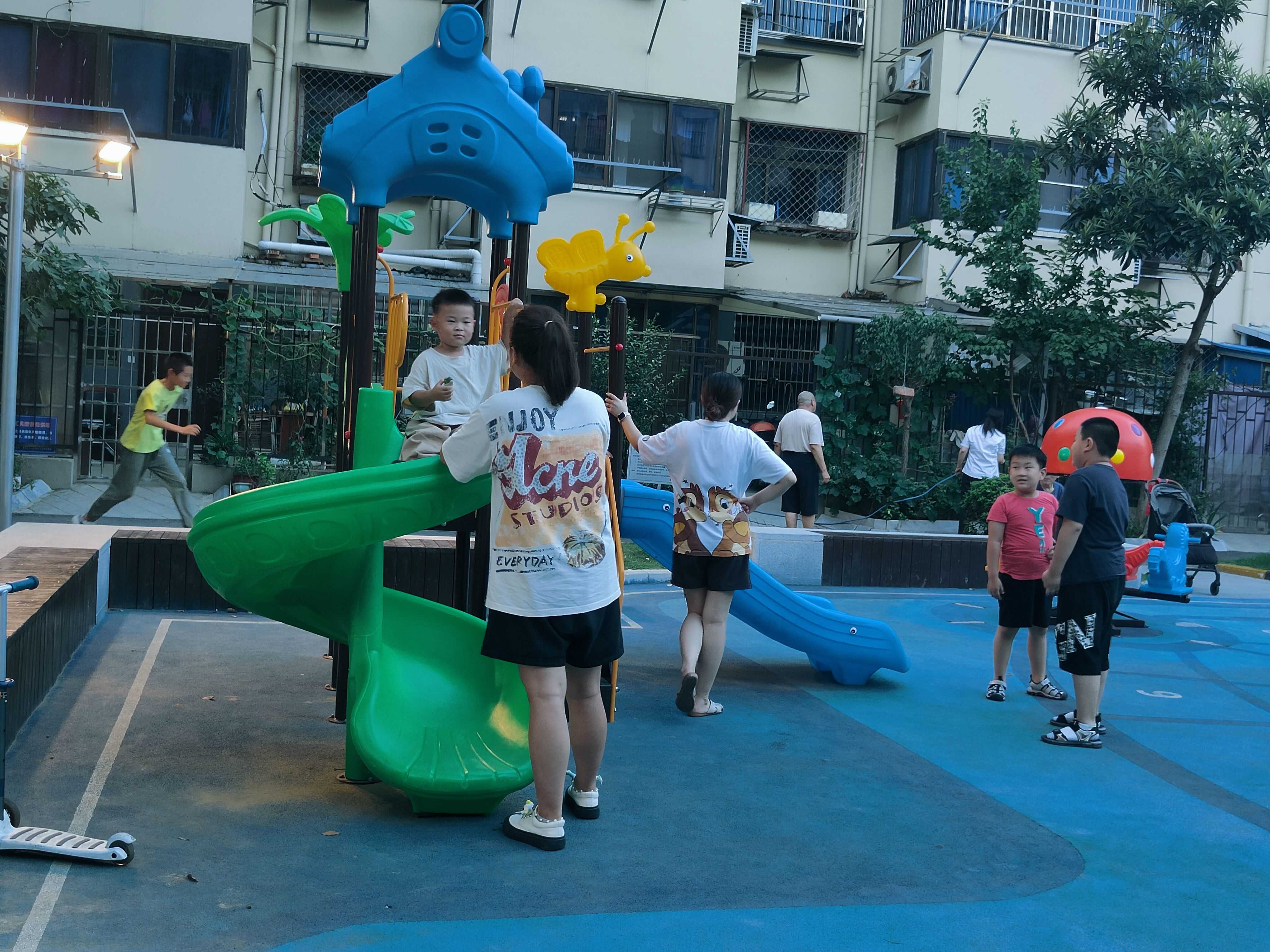 堯建新村社區(qū)通過(guò)“掌上云社區(qū)”聽(tīng)取居民意見(jiàn)改建的兒童游樂(lè)設(shè)施。李霖?cái)z