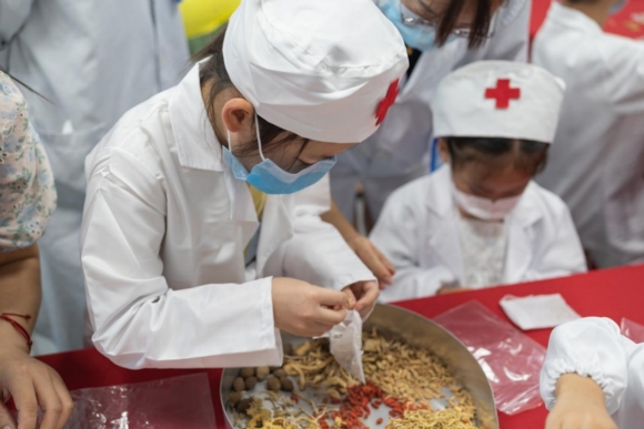 小朋友們制作中藥體驗包。馮樹杰攝