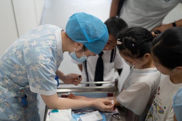 小朋友們體驗過敏源測試流程。馮樹杰攝