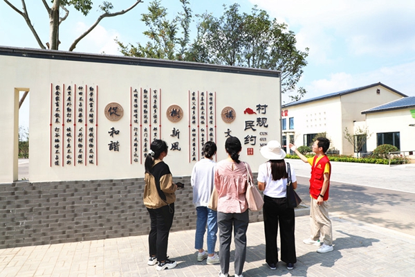 “文明美”點亮鄉(xiāng)村“振興紅”。張欣羽攝