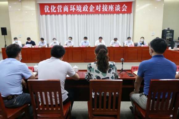 近日，東臺(tái)市紀(jì)委監(jiān)委召開(kāi)優(yōu)化營(yíng)商環(huán)境政企對(duì)接座談會(huì)，面對(duì)面聽(tīng)取企業(yè)意見(jiàn)訴求。朱杰攝