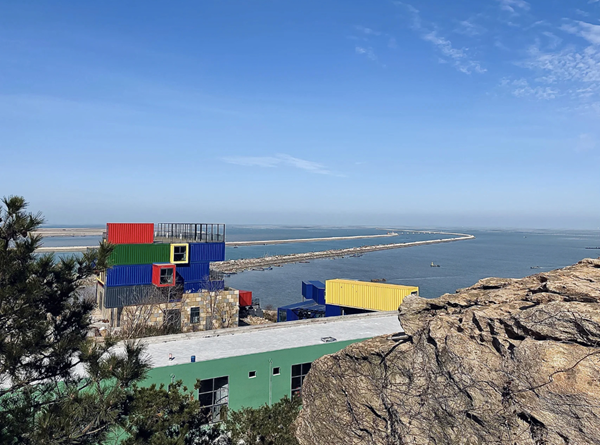 圖為位于羊山島度假區(qū)的集裝箱民宿。連云區(qū)供圖