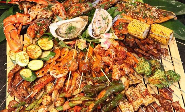 圖為羊山島生蠔海鮮美食節(jié)上的海鮮食品。連云區(qū)供圖