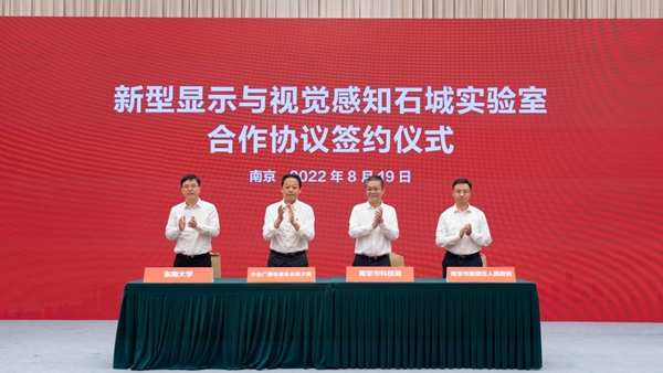 圖為簽約現(xiàn)場。鼓宣攝