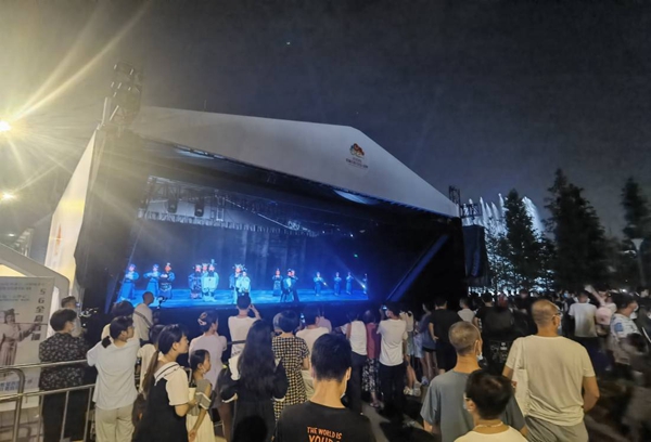 群眾在昆山大漁灣廣場(chǎng)觀看5G全息直播。 昆山文體廣旅局供圖