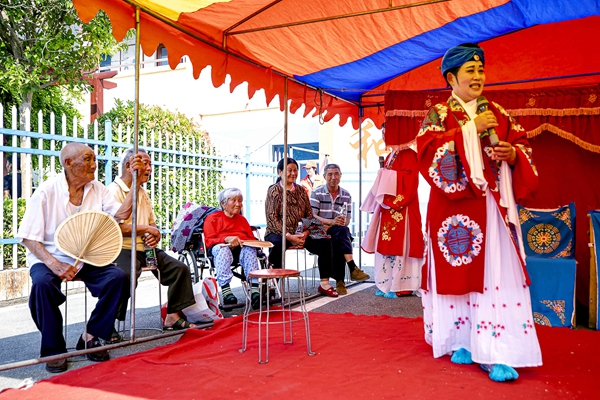 文藝工作志愿者“送戲下鄉(xiāng)”。灌云縣委宣傳部供圖