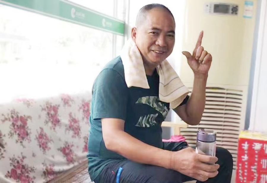 在附近工作的老張捧著白開水坐在店里休息。泰州煙草供圖