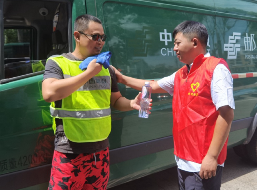 泰州煙草工作人員為貨物配送員送水。泰州煙草供圖