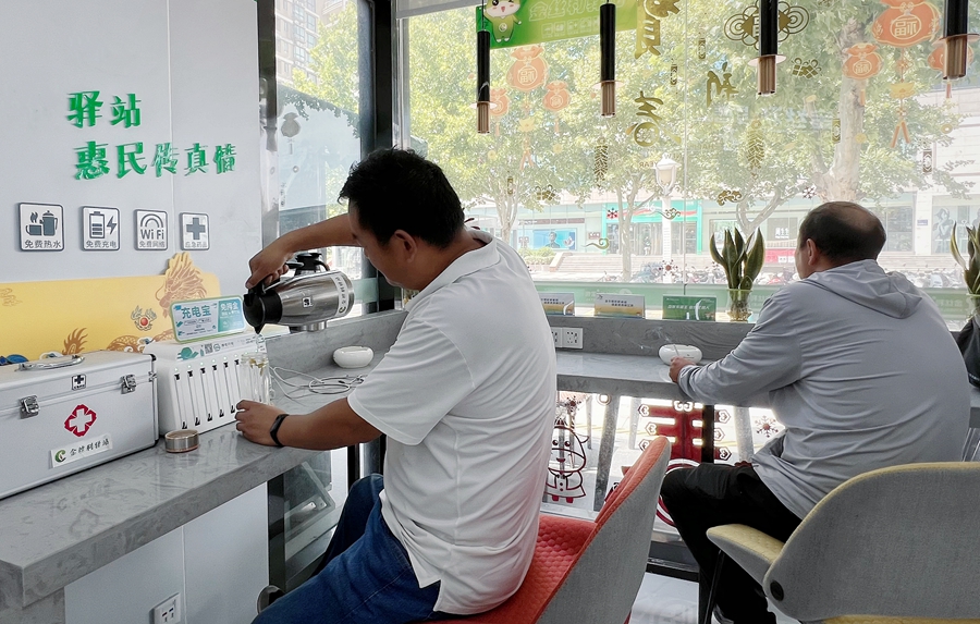 高溫天氣下，群眾到泰州“金絲利·便民驛站”飲水納涼。泰州煙草供圖