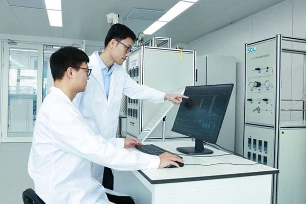 圖為正在開(kāi)展的丙烯腈廢氣催化氧化研發(fā)試驗(yàn)。徐圩新區(qū)