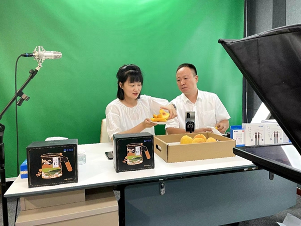 駐村書記走進直播間介紹尚明甸村的黃桃 昆山煙草供圖
