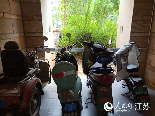 圖為市政天元城星韻座3棟架空層內(nèi)的充電樁。人民網(wǎng) 李靜曄攝