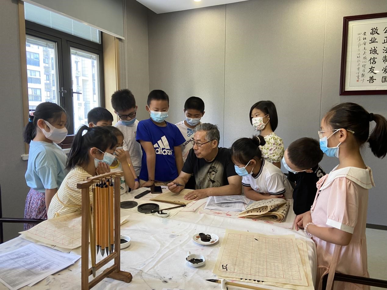 孩子們在街道新時代文明實踐所參加公益書法班學習。沿江街道供圖。