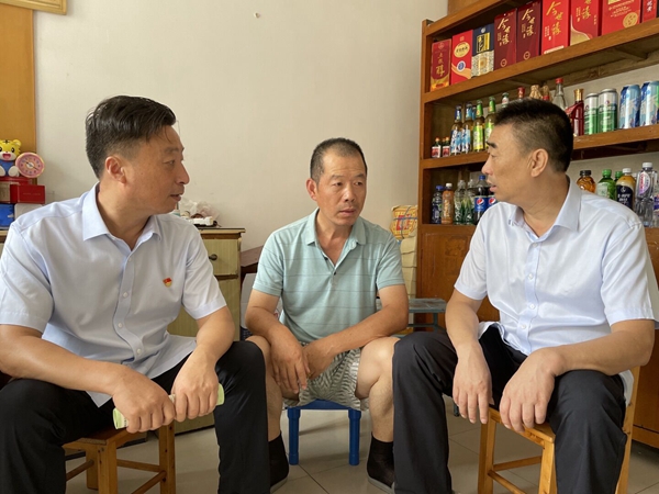 工作人員走進零售戶店里宣傳法律知識。寶應煙草供圖