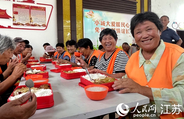 免費(fèi)午餐點(diǎn)內(nèi)環(huán)衛(wèi)工人在就餐。人民網(wǎng) 閆峰攝