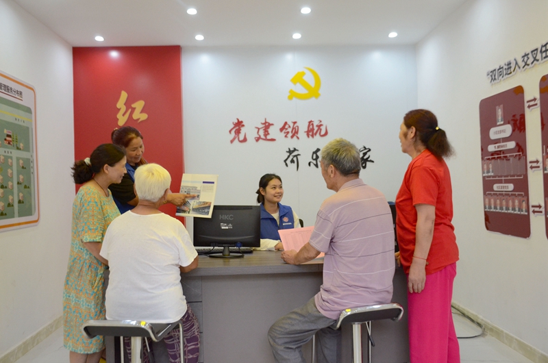 黨建引領下的“荷樂益家”成為居民們的貼心物業(yè)。劉婧妍 攝