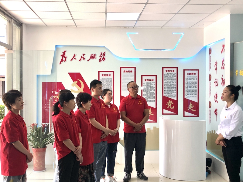 新上崗的“紅管家”正在接受業(yè)務(wù)培訓(xùn)。倪葉倩攝