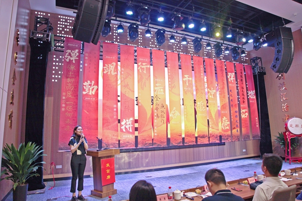 圖為半年績效通曬會現(xiàn)場，各部門通過一個(gè)“字”展示下半年的決心。建鄴高新區(qū)供圖