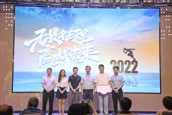 圖為半年績效通曬會現(xiàn)場，招商各部門與區(qū)級對口部門領(lǐng)導(dǎo)合影。建鄴高新區(qū)供圖