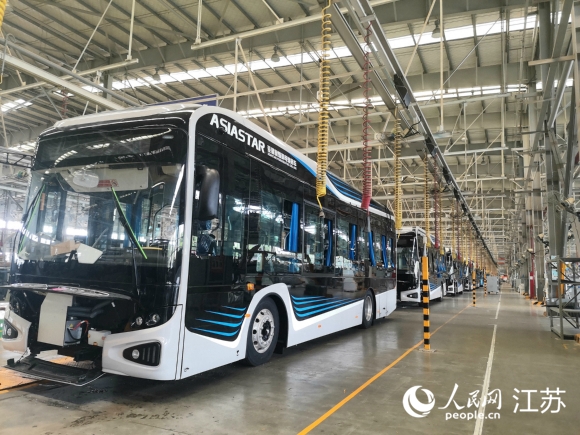 亞星客車研發(fā)的第五代燃料電池客車。 人民網(wǎng) 張玉峰攝