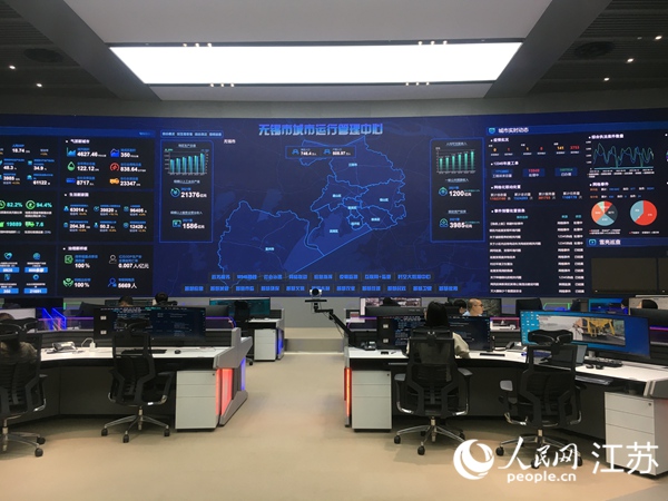 無錫城市運行管理中心工作人員在實時監(jiān)測數(shù)據(jù)動態(tài)。人民網(wǎng) 王丹丹攝