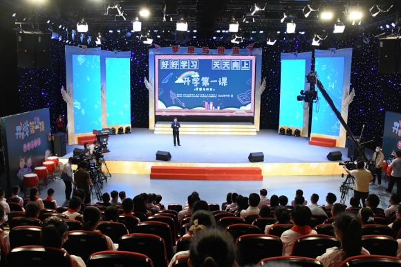 “開學(xué)第一課”現(xiàn)場(chǎng)。興化市委宣傳部供圖