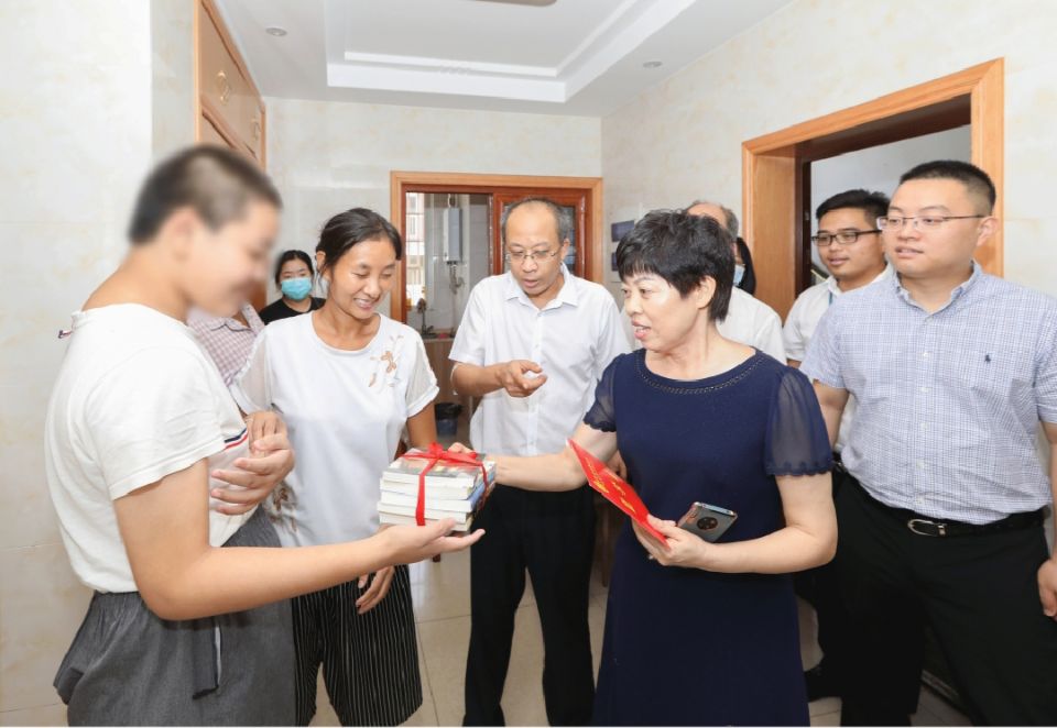 亨通慈善基金會(huì)人員在走訪慰問殘疾人家庭。亨通集團(tuán)供圖