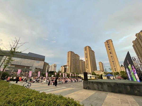 圖為句容市文化藝術(shù)中心廣場網(wǎng)絡直播視頻觀看點。句容市文體廣電和旅游局供圖