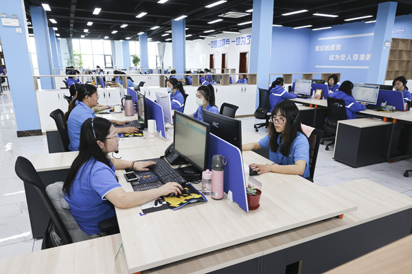 贛榆區(qū)中通江浙滬“呼叫服務(wù)中心”。贛榆區(qū)委宣傳部供圖(1)