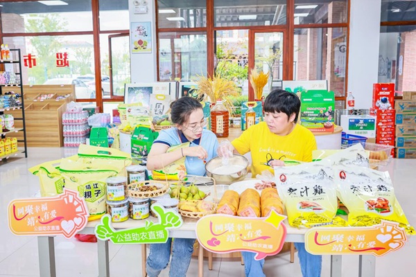 廉尚村黨總支副書記錢亞秋（右）推介粯子。盛義攝