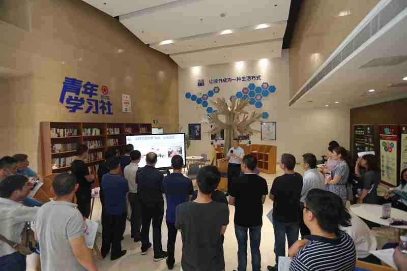 圖為觀眾參觀青年學習社。建鄴高新區(qū)供圖
