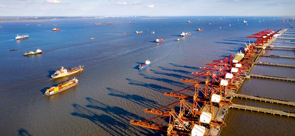 太倉港口四期碼頭內(nèi)，貨運(yùn)船只來往停靠。江蘇太倉港口管委會(huì)供圖