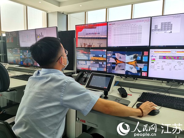 遠(yuǎn)控員通過調(diào)度系統(tǒng)進(jìn)行自動(dòng)化設(shè)備調(diào)度工作。人民網(wǎng) 張瀚天攝