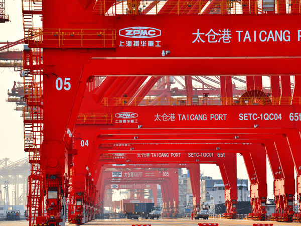 太倉港四期碼頭設(shè)計(jì)配置的15臺(tái)無人雙懸臂梁自動(dòng)化軌道吊。江蘇太倉港口管委會(huì)供圖