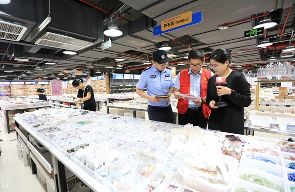 圖為工作人員向水晶直播從業(yè)者宣傳網(wǎng)絡(luò)安全知識。東海縣委宣傳部供圖